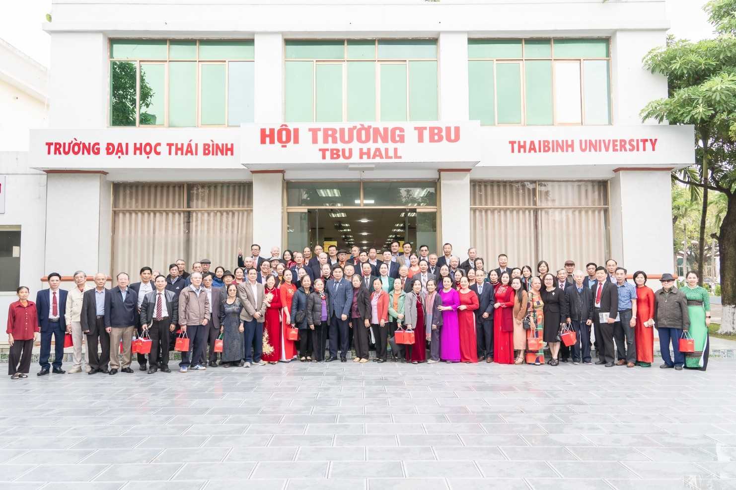 LỄ KỶ NIỆM 43 NĂM NGÀY NHÀ GIÁO VIỆT NAM VÀ 65 NĂM TRUYỀN THỐNG TRƯỜNG ĐẠI HỌC THÁI BÌNH